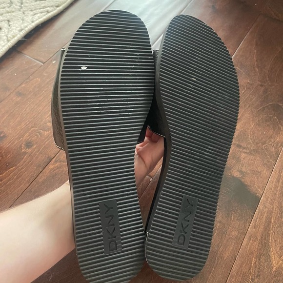 New DKNY Baby Black Embossed Signature Leather Slides sandals size 8.5 - Picture 5 of 6